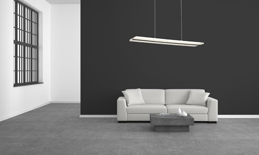 Pomieszczenie z wiszącą lampą o biało-czarnym kolorze